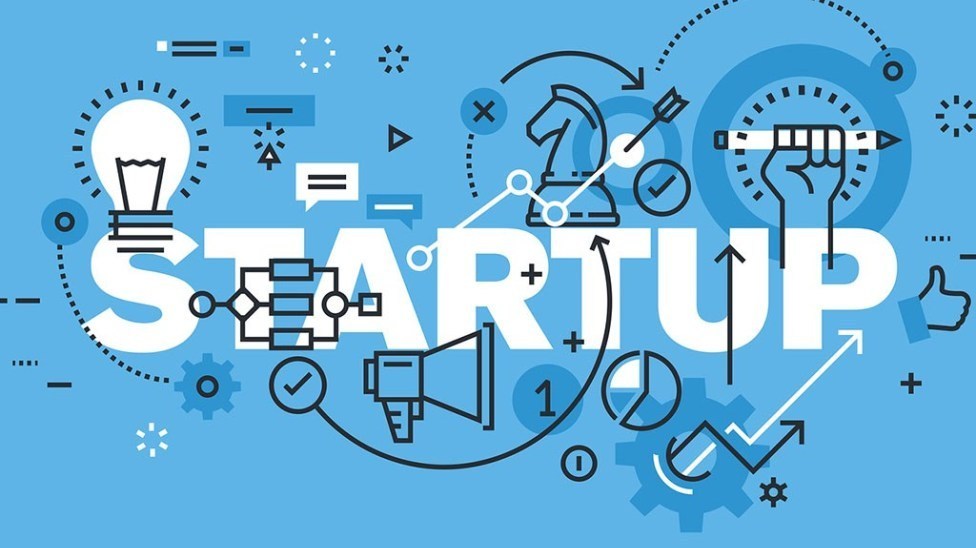 imagem apresenta palavra Startup em destaque com elementos em volta, como lâmpadas, megafones, foguetes e brinquedos,