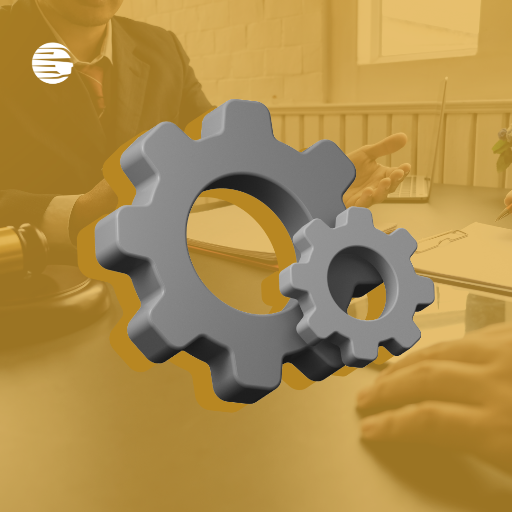 Ao fundo uma conversa entre dois agentes do direito com transparência em amarelo. No primeiro plano, duas engranagens cinzas com sombreado amarelo. No canto superior esquerdo, a logo da EJUR.